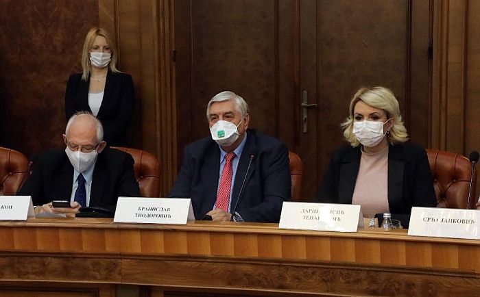 Krizni štab ranije: Maske na otvorenom besmislene; Krizni štab sad: Maske na otvorenom preporučene