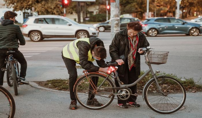 Novosadska biciklistička inicijativa delila svetla i "mačije oči" neosvetljenim dvotočkašima
