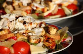 Ideja za lagan ručak: Grčka salata sa piletinom