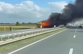 VIDEO Zapaljen kamion na auto-putu kod Stare Pazove: Saobraćaj preusmeren na petlju Inđija