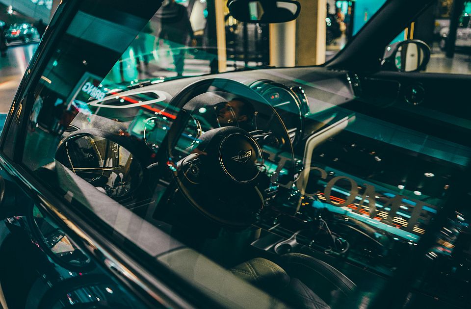 Uhapšen u Bečeju zbog krađe novca iz automobila: Jedan bio otključan, na drugom prozor otvoren 