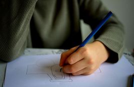 Učenik u Zrenjaninu pokazivao predmet u obliku metka i pominjao 