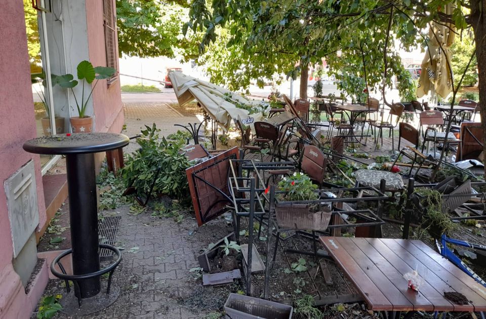 Bez pritvora za vozača "mercedesa" koji se zabio u kafić u Ćirpanovoj i pobegao, ostaje bez vozačke