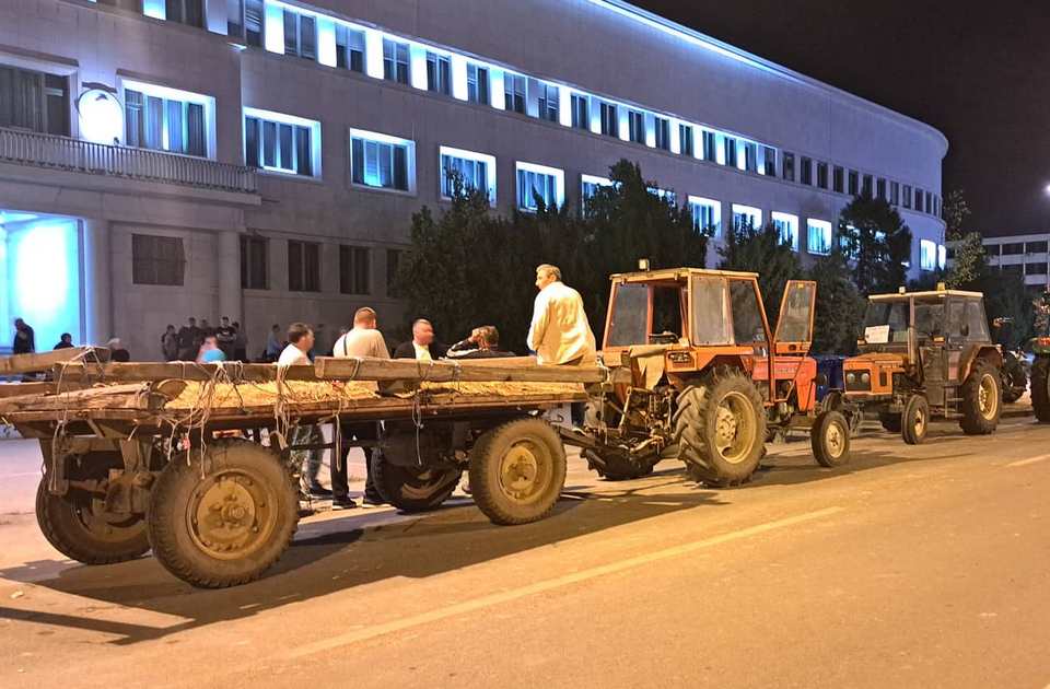 FOTO, VIDEO Poljoprivrednici proširili blokade i ponovo poslali zahteve Ministarstvu