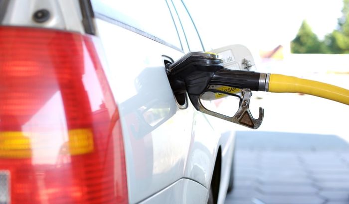 Nafta u svetu sve jeftinija, gorivo u Srbiji sniženo tek za 70 para
