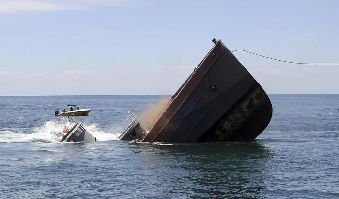 VIDEO: Namerno potopljen brod iz filma "Savršena oluja" 
