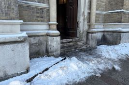 Uhapšena zbog paljenja vrata na Katedrali: Polila benzinom, u stanu nađen kanister