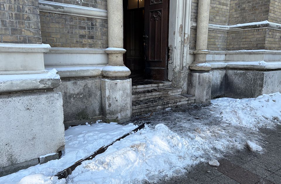 Uhapšena zbog paljenja vrata na Katedrali: Polila benzinom, u stanu nađen kanister