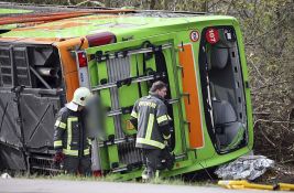 FOTO: Prevrnuo se autobus na auto-putu u Nemačkoj, najmanje petoro mrtvih