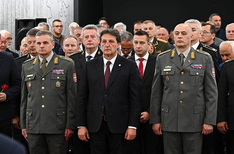 Gašić seo dok se intonirala himna BiH; Helez: Dok se ne izvini, prekidamo saradnju