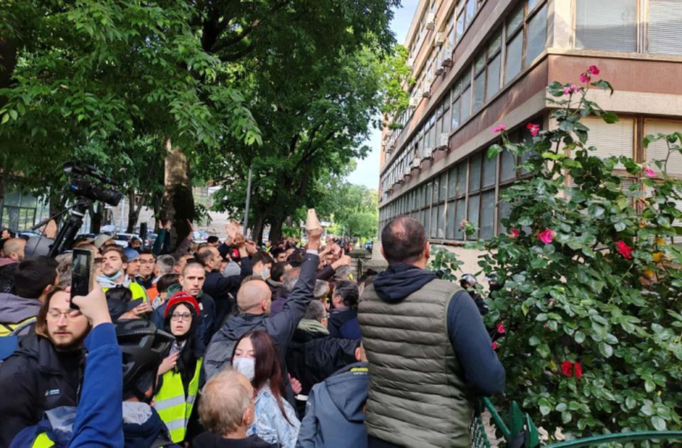 Ispred blokiranog suda prikazan film Novosadsko sećanje, u kojem učestvuje Marija Vasić Ispred blokiranog suda prikazan film Novosadsko sećanje, u kojem učestvuje Marija Vasić