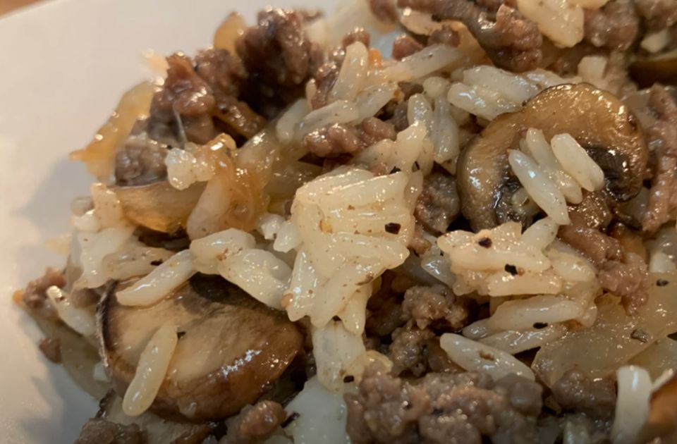 Pirinač sa govedinom i pečurkama - i to sve u jednom tiganju