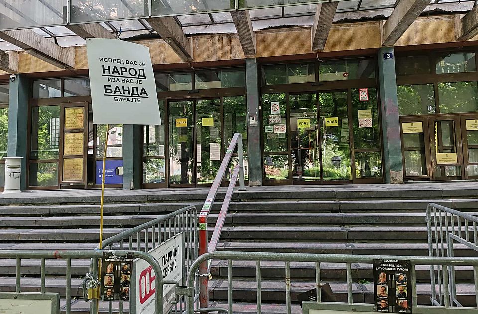 FOTO: Studenti i građani treći dan blokiraju sud u Novom Sadu