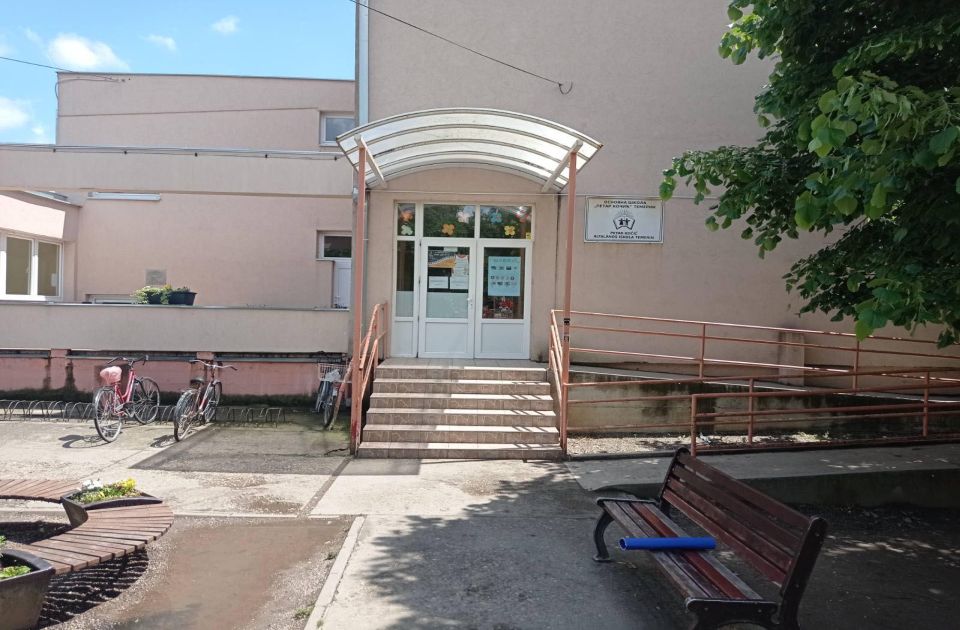 Urušio se plafon u školi u Temerinu: Ustanova zatvorena, roditelji već upozoravali na problem
