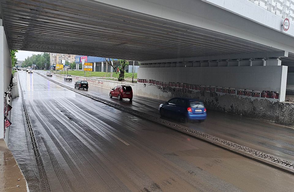 U Novom Sadu više od 50 slučajeva otežanog kretanja vozila, poplava u podrumima: Prijavite problem