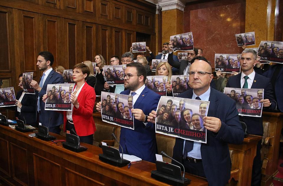 "Šta je smešno": Poslanici opozicije ustali u znak protesta zbog tvita Ane Brnabić