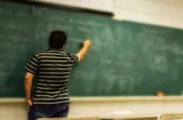 Novosadski sud presudio: Isplata polovine jubilarne nagrade nastavniku novosadske škole je diskriminacija