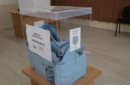 RIK odložio odluku o novim paravanima za glasanje, Vučić kaže da će koštati do osam miliona evra