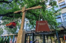 FOTO Pred suđenje za lomljenje vilice studentkinji: Ispred suda velika vaga sa indeksom i sendvičima