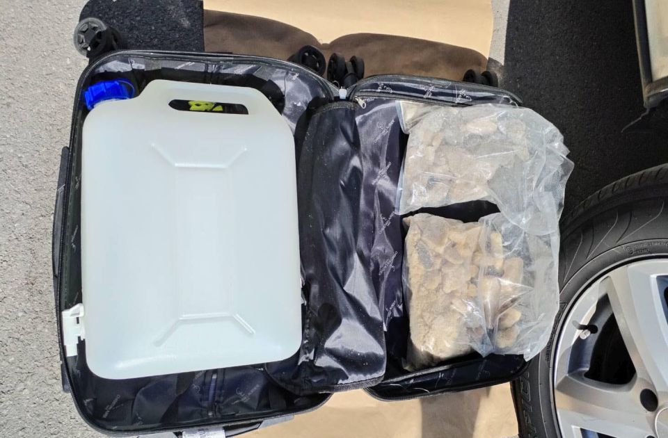 Uhapšen u Novom Sadu zbog 10 litara amfetaminskog ulja i 3,5 kg ekstazija u automobilu
