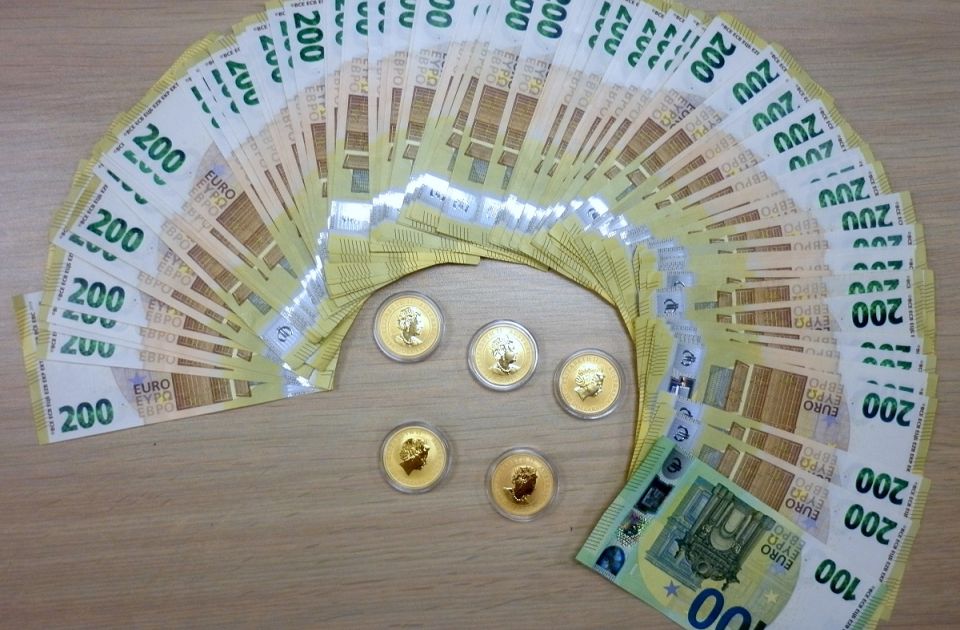 Neprijavljene devize i zlato zaplenjeni na Batrovcima Neprijavljene devize i zlato zaplenjeni na Batrovcima