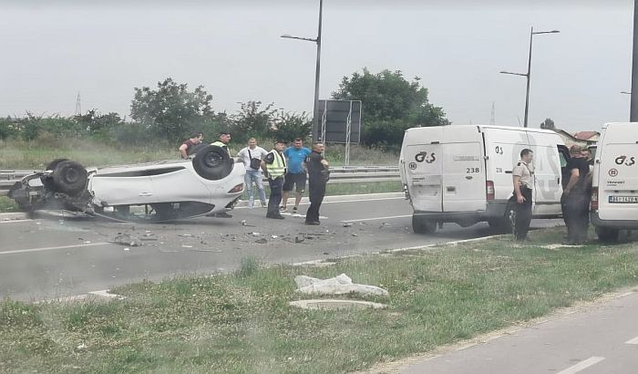 FOTO: Sudar na Bulevaru Evrope, vozilo završilo na krovu