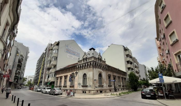 Slika novosadskog urbanizma: Jedinstvena kuća sa oslikanom fasadom okružena višespratnicama
