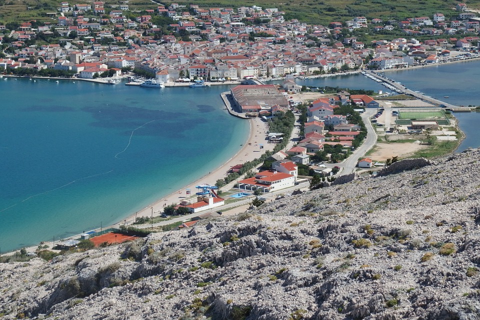 Češki epidemiolog: Zabave na Pagu delom izvor zaraze u Češkoj