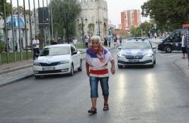 VIDEO: Novinar napao novinara u Čačku, na protestu u dva suprotstavljena tabora otac i sin
