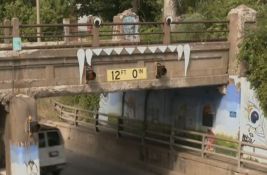 VIDEO: Ispod jednog nadvožnjaka se zaglavio i 100. kamion - stanovnici to proslavili uz žurku