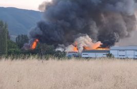 VIDEO: Požar u fabrici slatkiša u Severnoj Makedoniji, vatrogasci se zaglavili u istopljenom šećeru