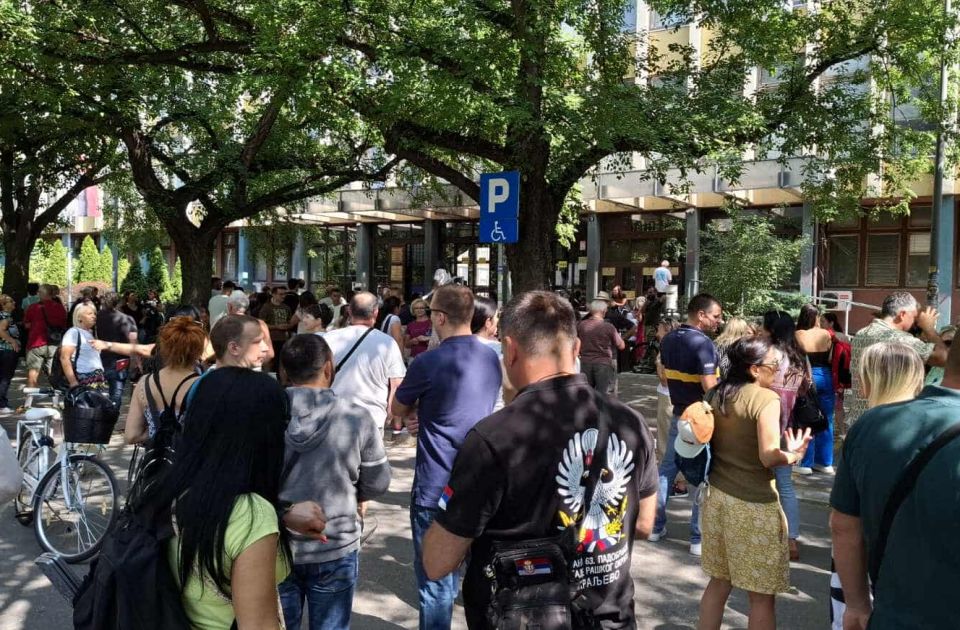 FOTO: Ispred novosadskog suda skup podrške uhapšenima, student Akademije se brani sa slobode FOTO: Ispred novosadskog suda skup podrške uhapšenima, student Akademije se brani sa slobode