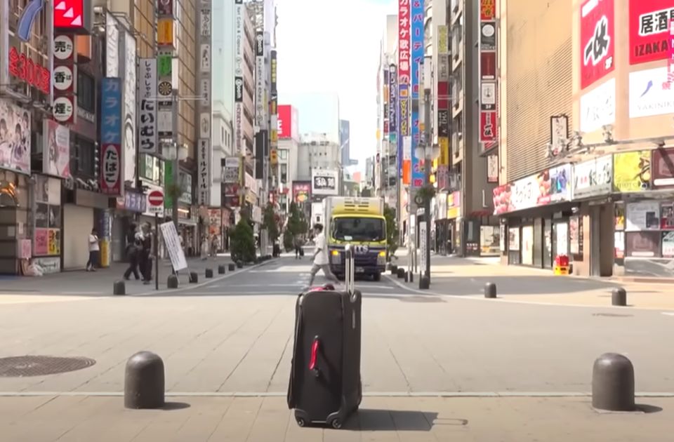 VIDEO: Strani turisti u Japanu ostavljaju kofere gde god stignu - pa i nasred ulice VIDEO: Strani turisti u Japanu ostavljaju kofere gde god stignu - pa i nasred ulice