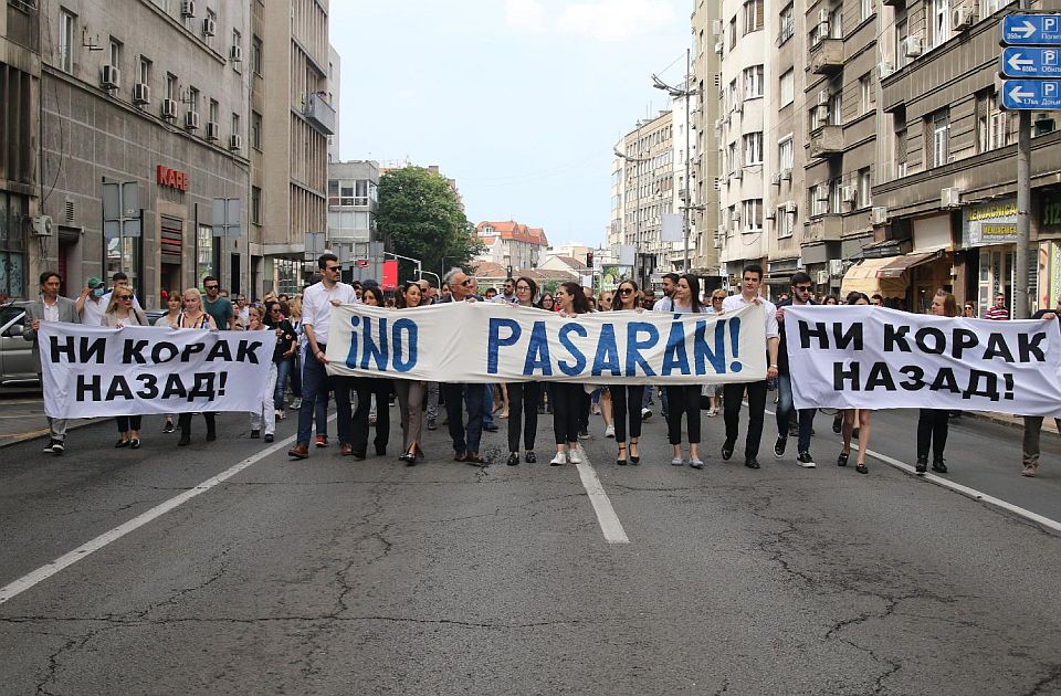 Protest advokata: Čekaju da odemo na godišnje odmore pa da zakon brzo provuku kroz parlament