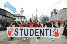 FOTO, VIDEO: Okupljeni u Novom Pazaru odali poštu stradalima u padu nadstrešnice u Novom Sadu