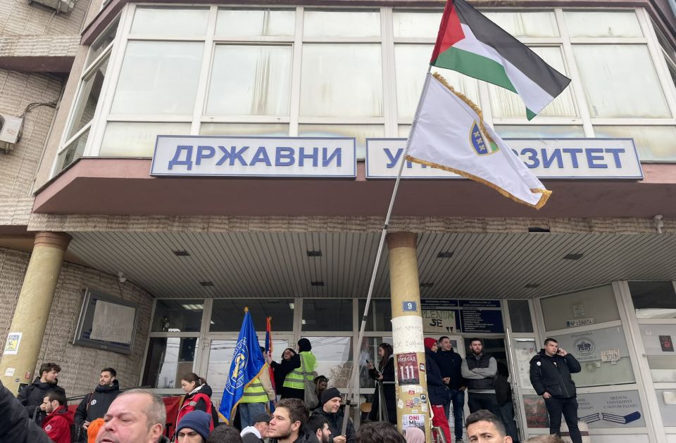 FOTO, VIDEO: Okupljeni u Novom Pazaru odali poštu stradalima u padu nadstrešnice u Novom Sadu