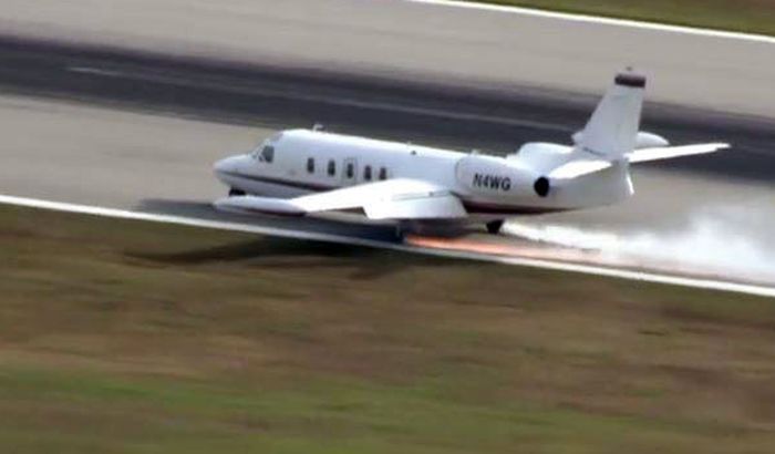VIDEO: Avion sleteo bez točka