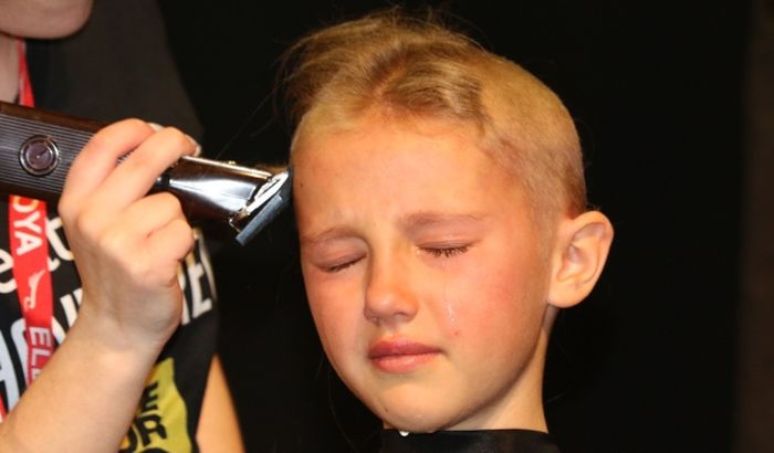 VIDEO: Devojčica obrijala glavu u znak podrške bratu obolelom od raka