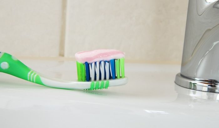 Previše paste čini zube žutim i oštećuje ih