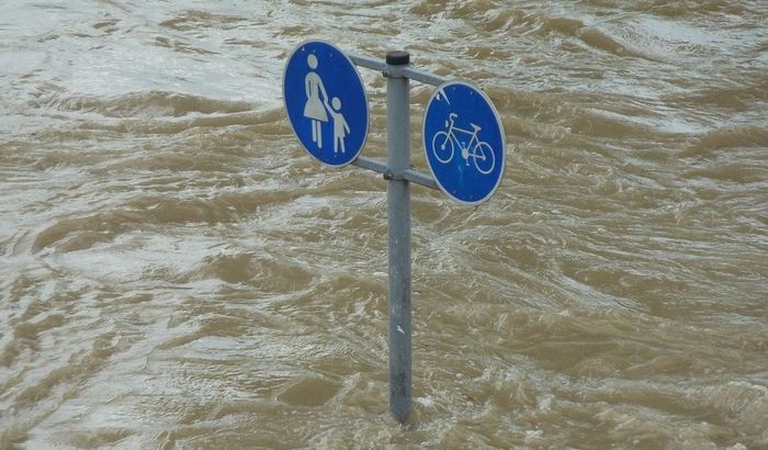 Poplave prete Poljskoj, voda prelila puteve