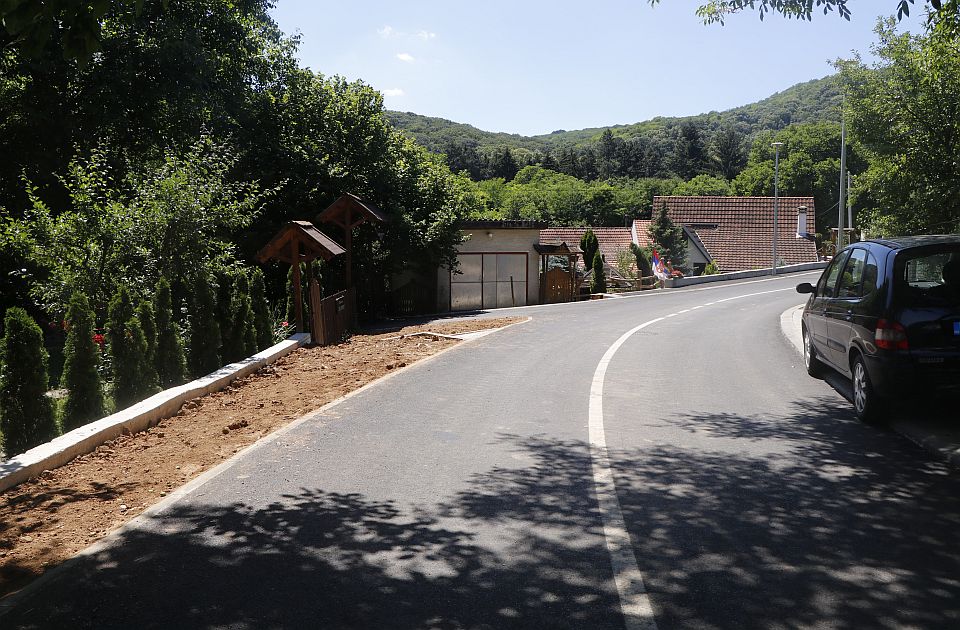 FOTO: Deca na putu - Borba stanovnika vrdničke ulice za saobraćajnu signalizaciju