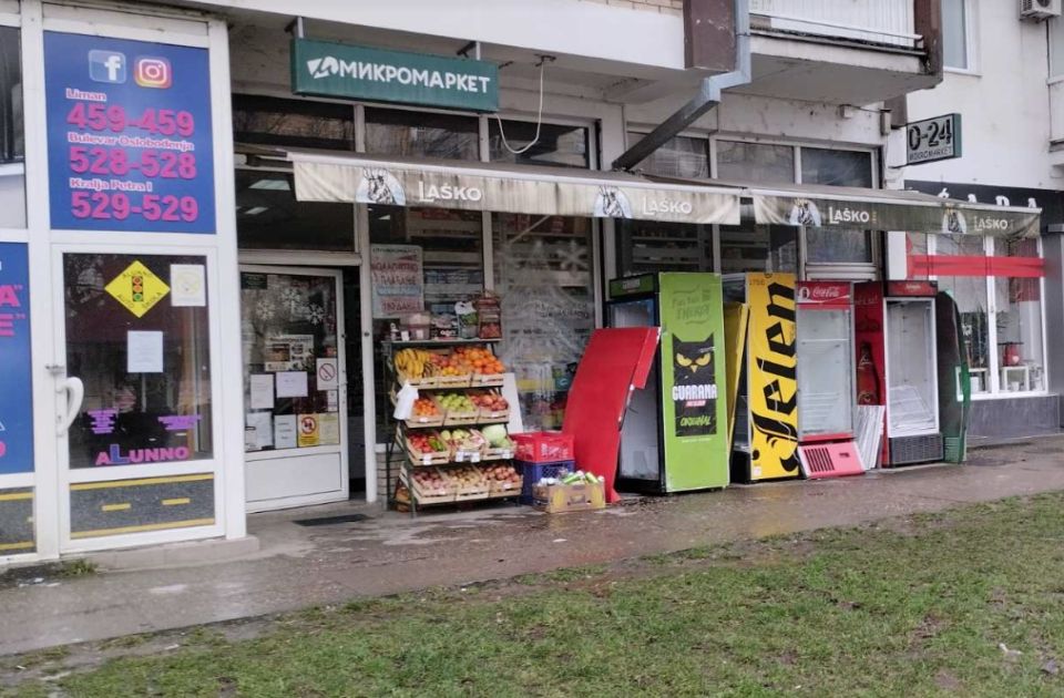 FOTO: Demolirao prodavnicu na Bulevaru kralja Petra, čupao tablice sa vozila i napao policajca