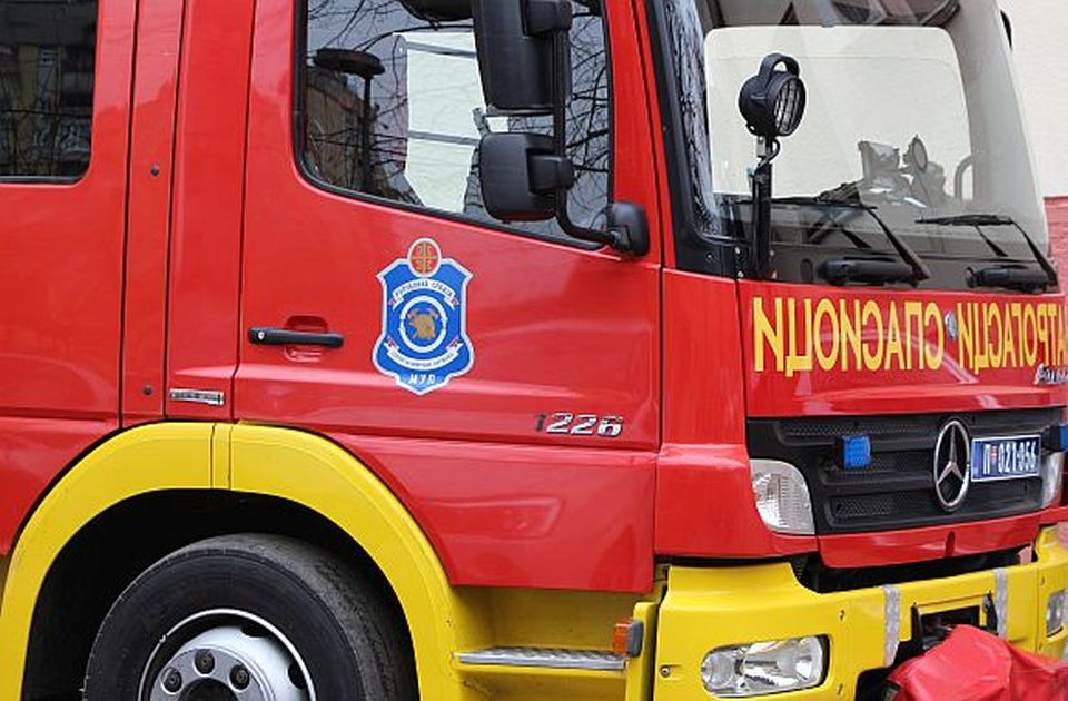 Požar u Vinči: Dve osobe povređene, jedna se nagutala dima 