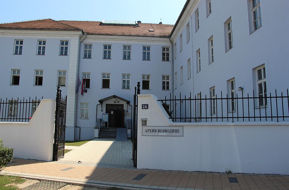Izložba fotografija Predraga Uzelca "Ipak heroji" u Arhivu Vojvodine