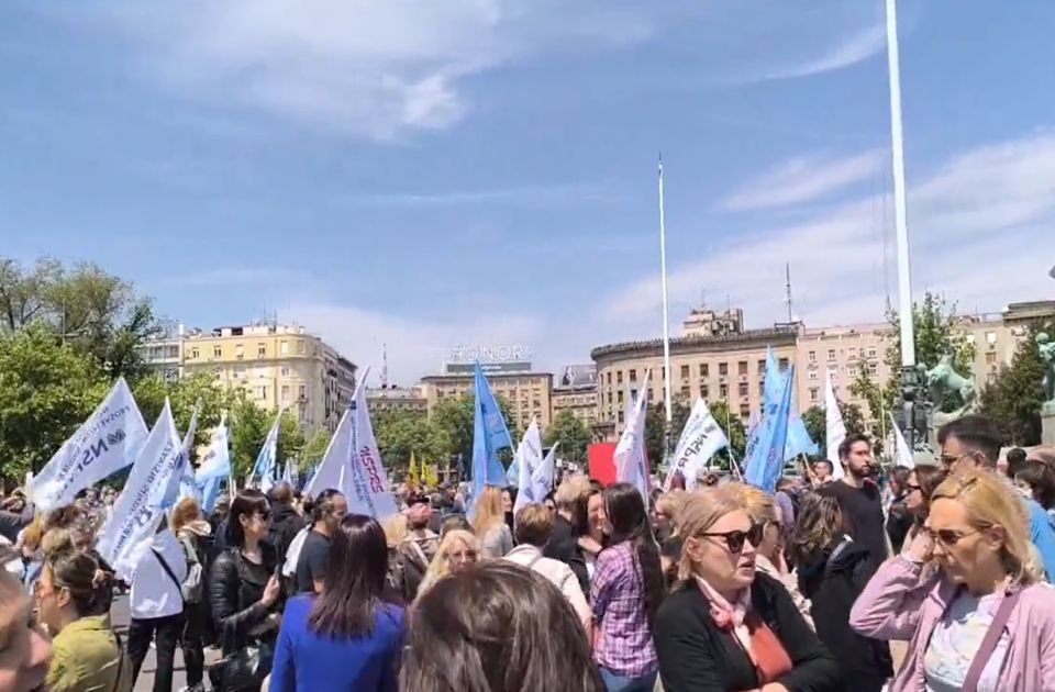 VIDEO Prosvetari protestuju u Beogradu: Ovo su njihovi zahtevi