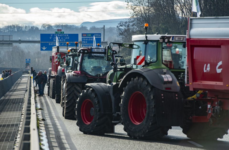 Poljoprivrednici sutra blokiraju Pariz, policija najavila da ih neće pustiti u grad 