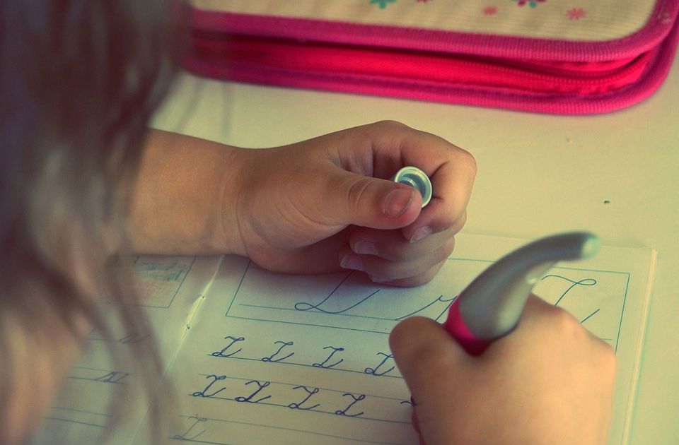 Počela primena zakona: Đaci u Kaliforniji uče pisana slova