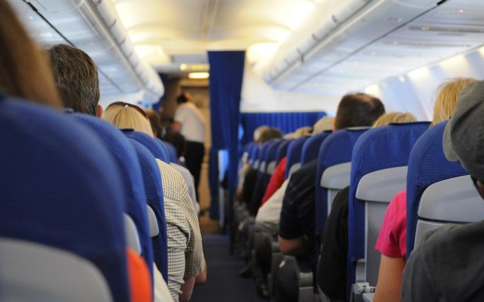 Iako su sigurnija, avio-kompanije nikad neće uvesti sedišta okrenuta unazad