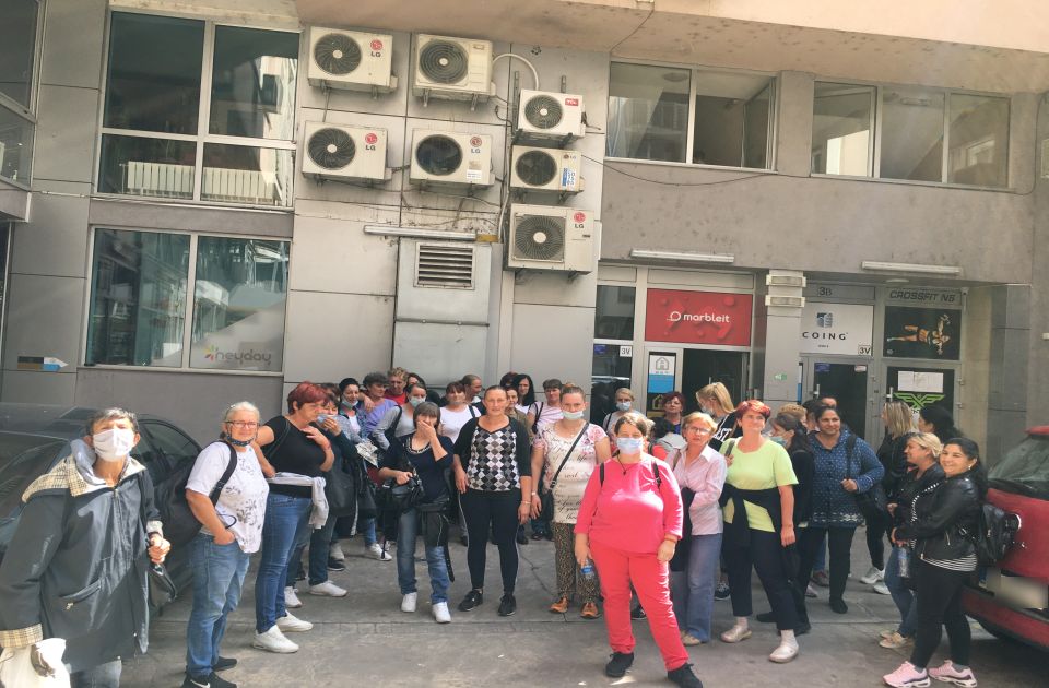 FOTO Štrajk novosadskih čistačica zbog zaostalih plata: "Gladne smo, nemamo za račune"