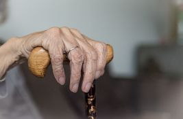 Medicinskim sestrama koje su maltretirale stariju ženu u Peći određen pritvor